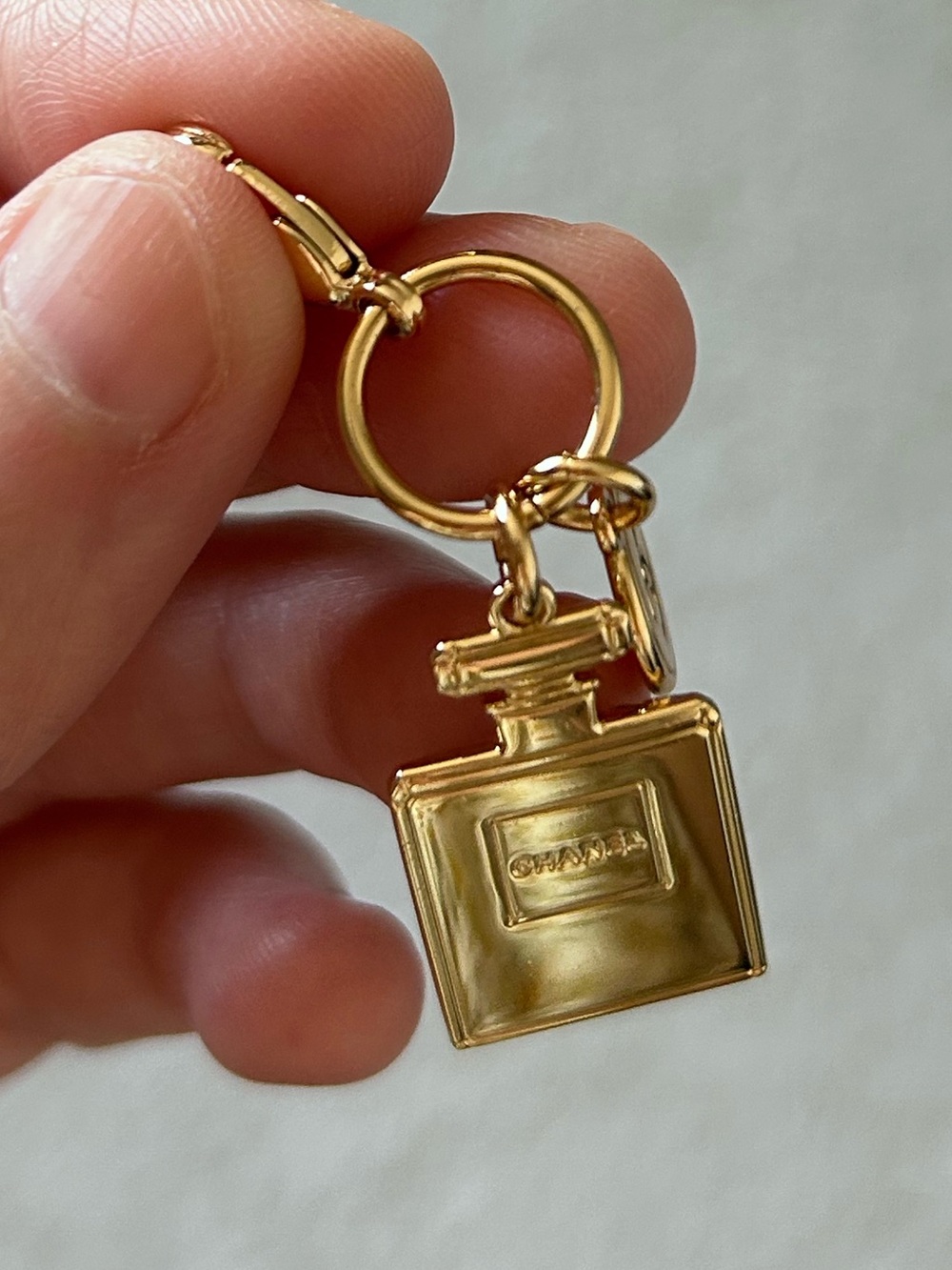 Chanel Beauty 2022 Holiday Novelty Gift Gold-Tone Pendant Charm Set 2 Pcs OS New - Picture 12 of 13